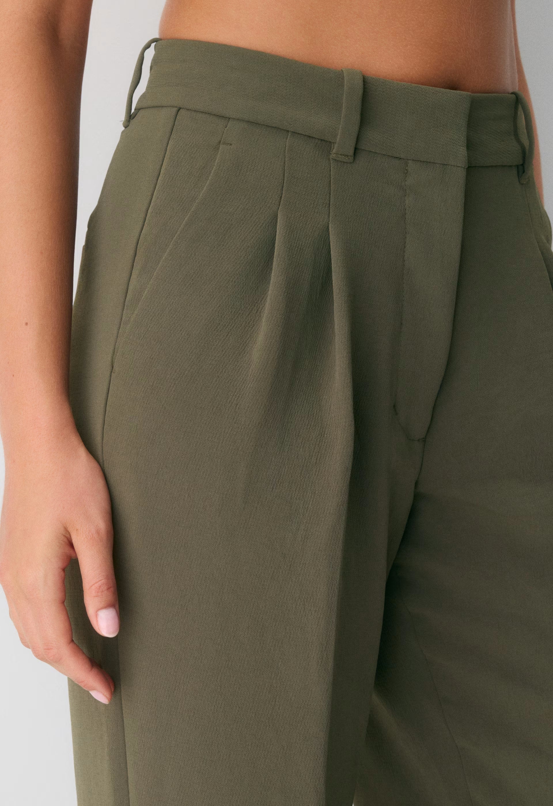 The Effortless Pant™ Curve-Fit - Crepette™ - DARK OLIVE