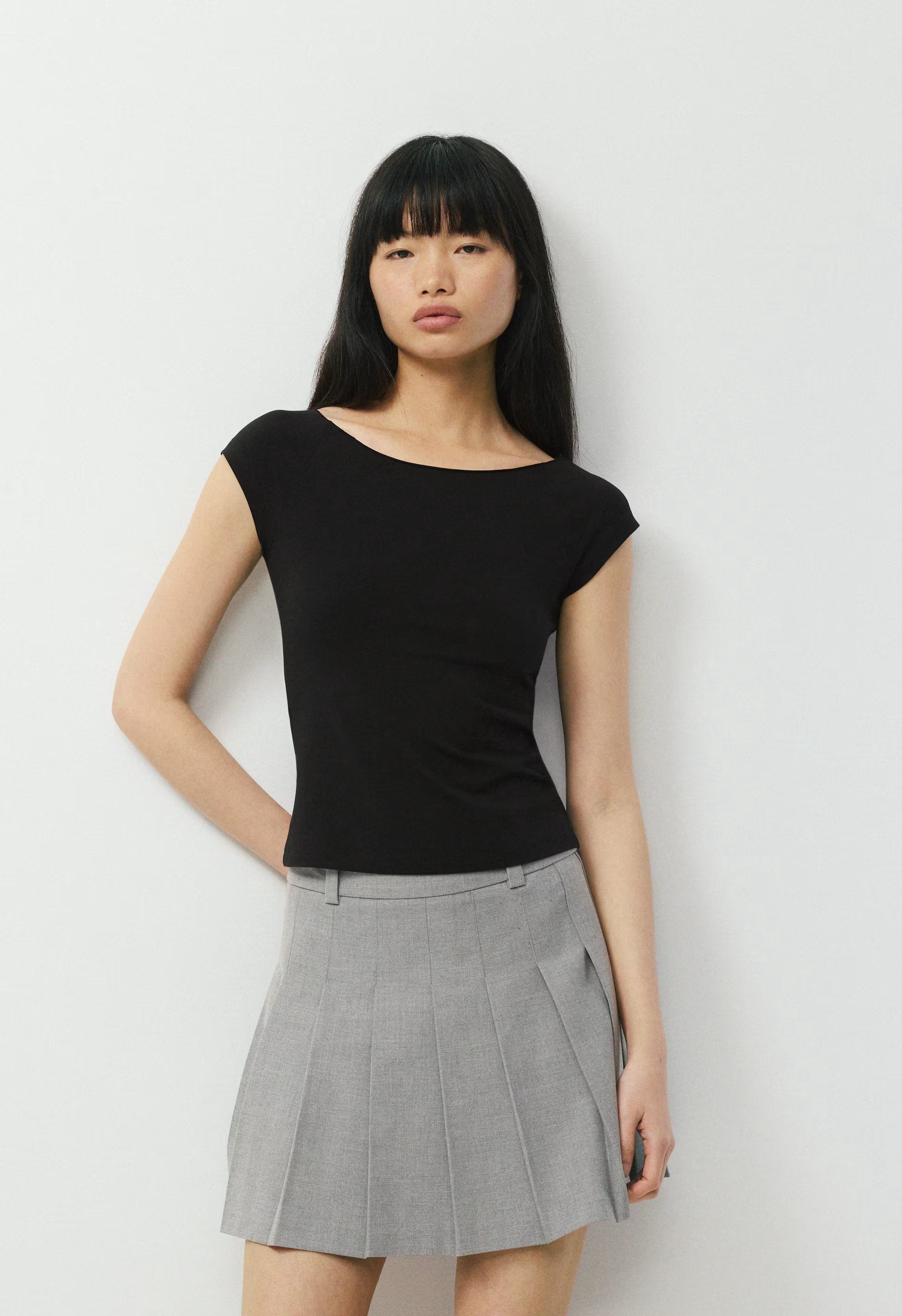 Chill Mira T-Shirt - BLACK