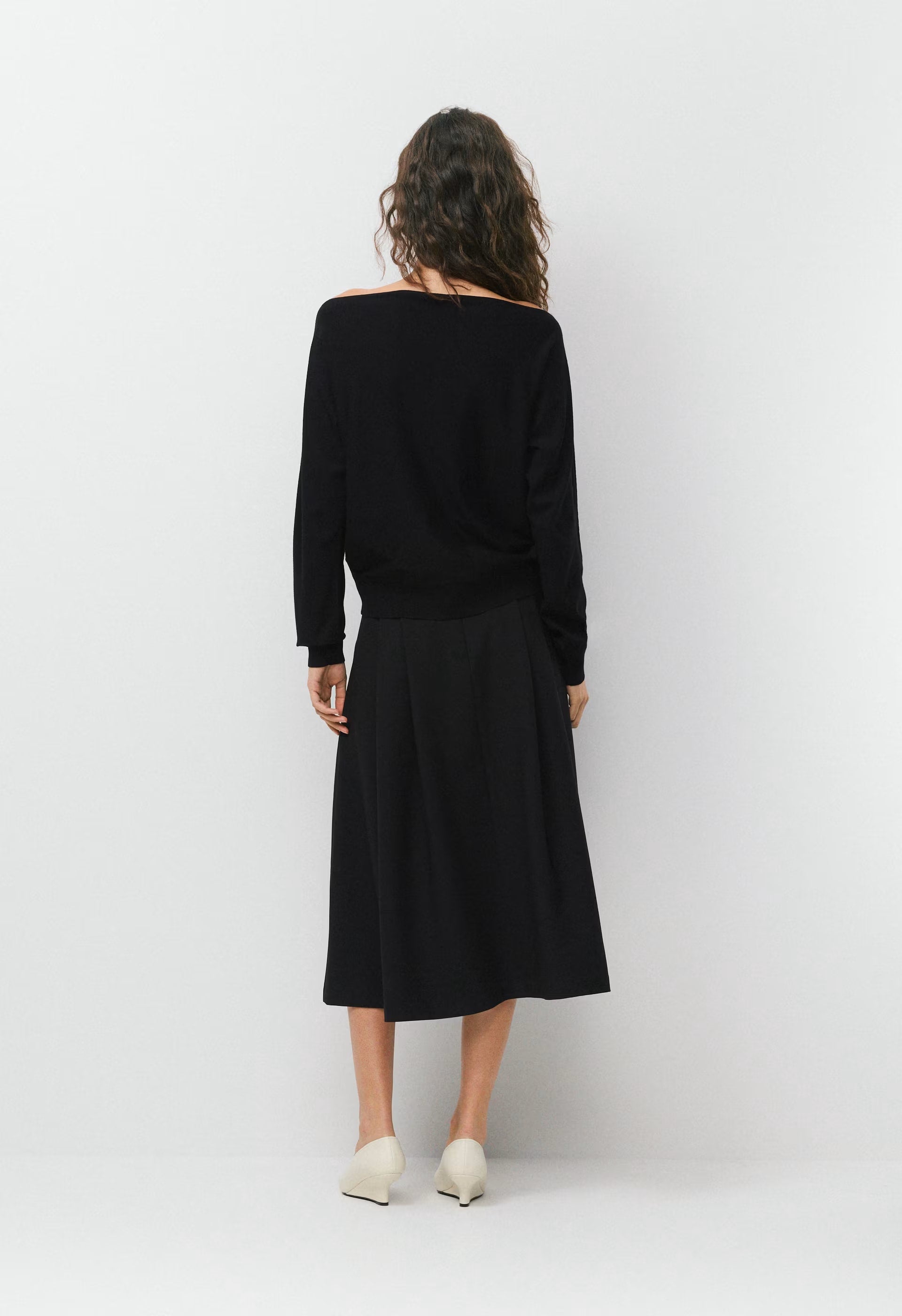 Inspiration Sweater - Wonder Yarn - BLACK