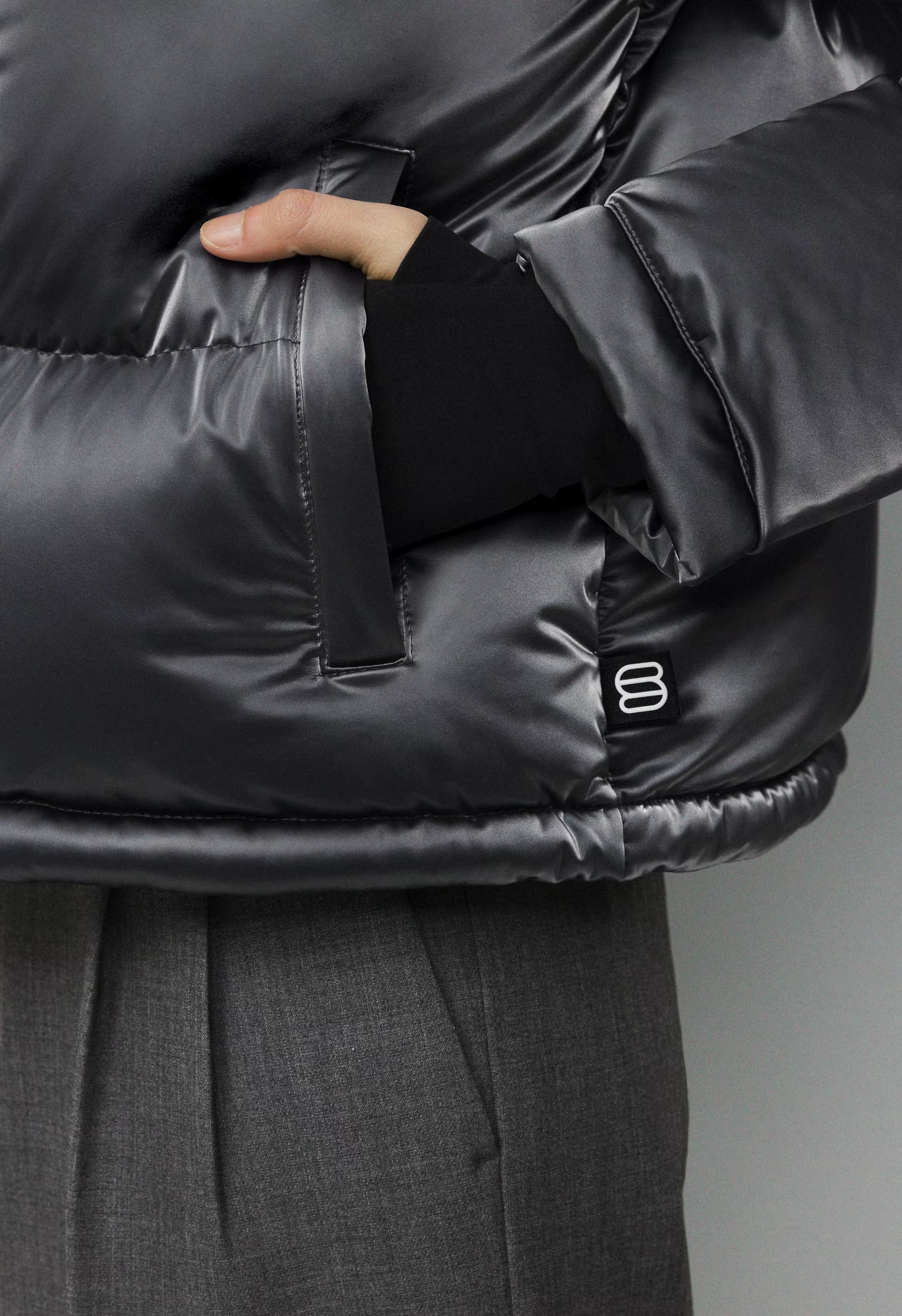 The Super Puff™ Shorty - Liquid Shine - ELEGANT CHARCOAL