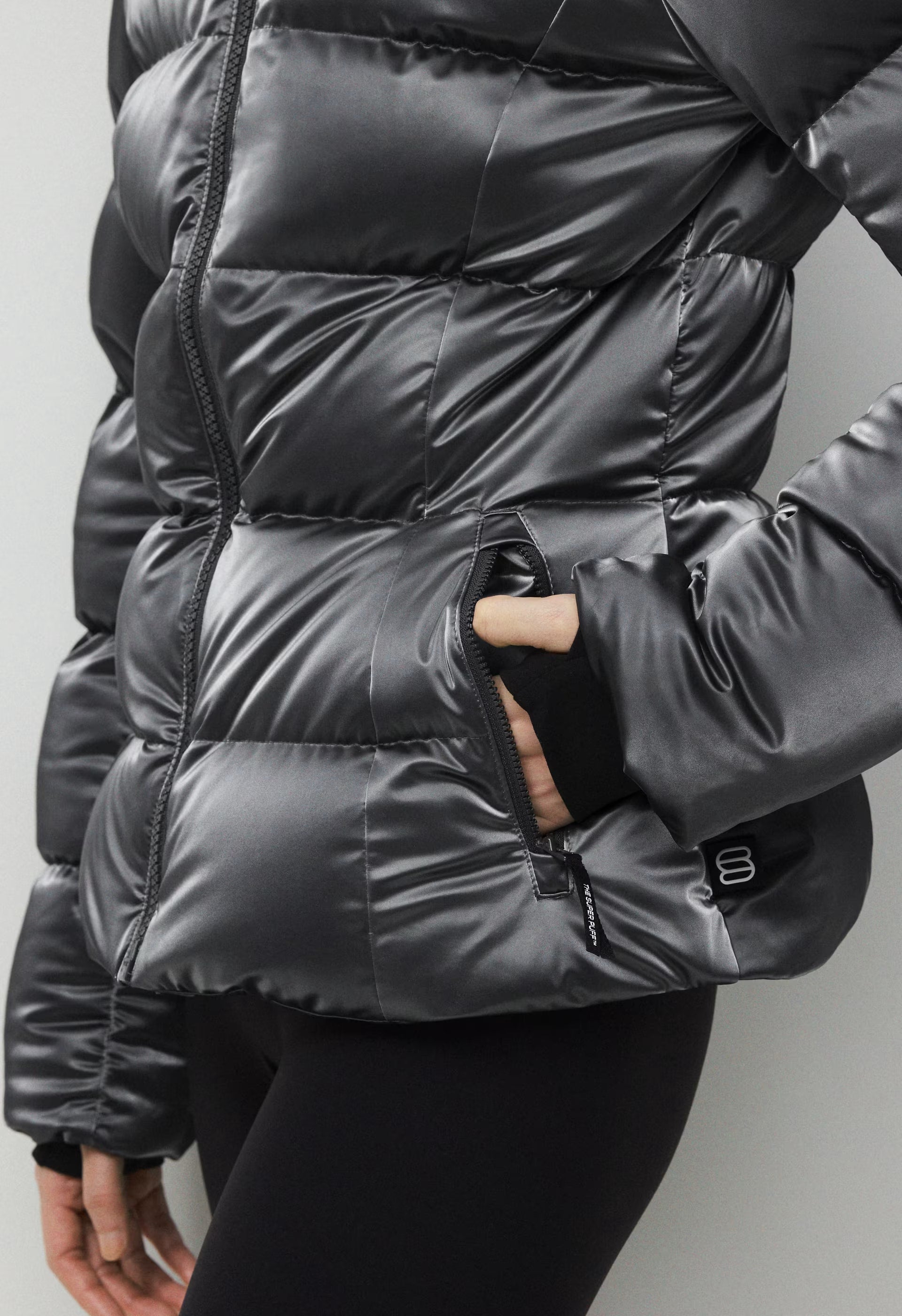 The SuperSnug Puff™ - Liquid Shine - ELEGANT CHARCOAL