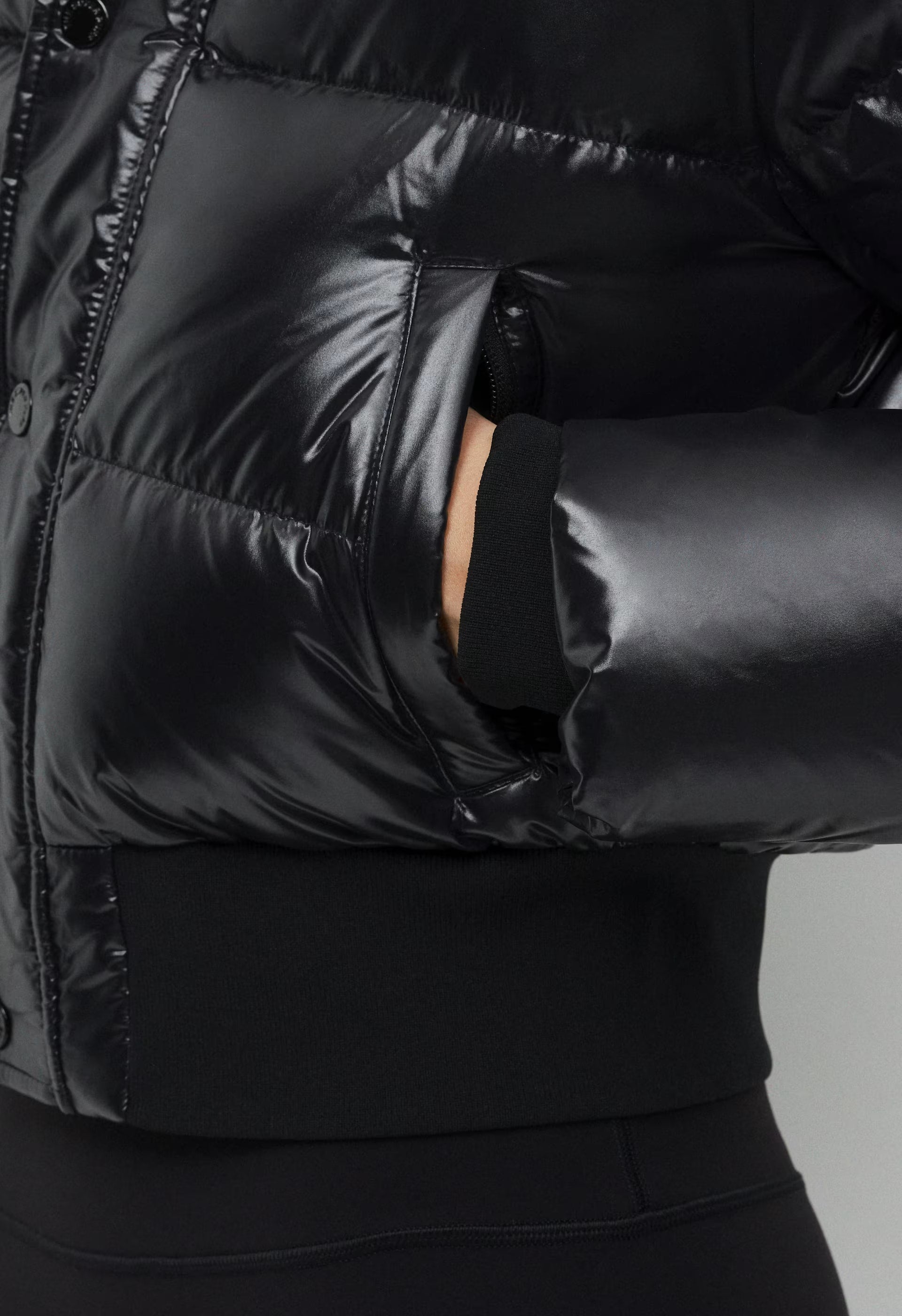 The Super Chalet Puff™ - Hi-Gloss - BLACK/BLACK