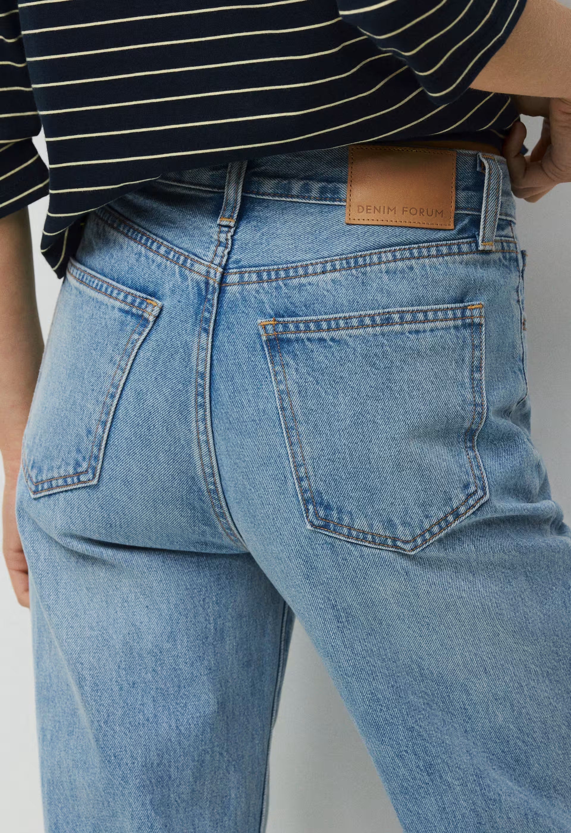 Denim Forum The Farrah Hi-Rise Wide Jean - VNTGE MD DARK BLUE