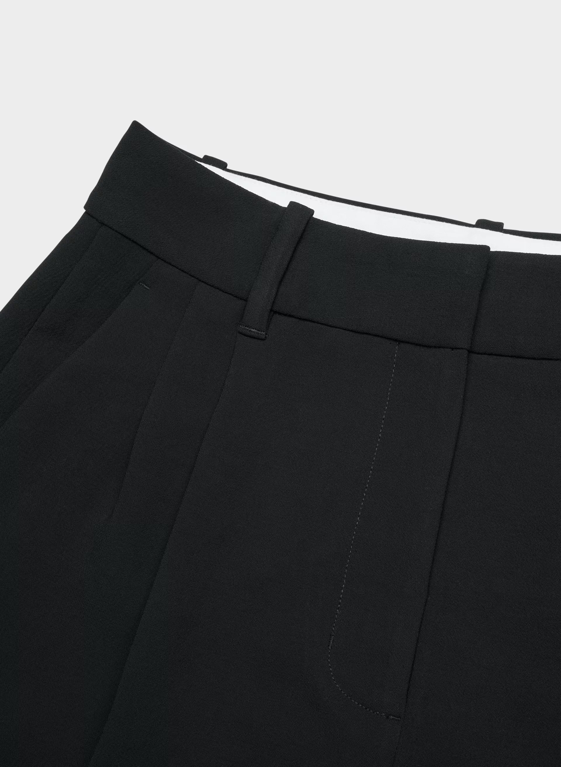 The Effortless Short™ Curve-fit Mini - Crepette™ - BLACK