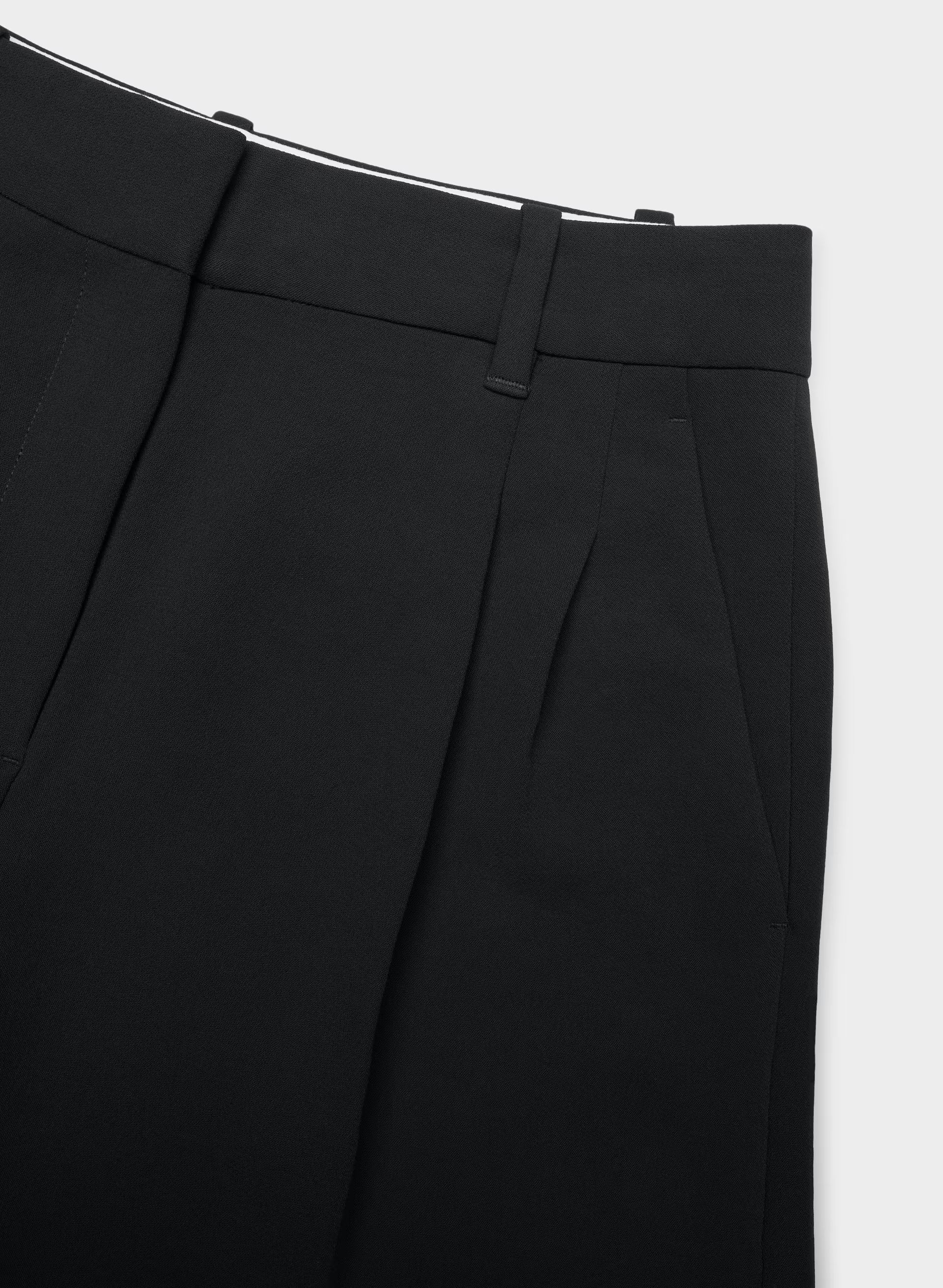 The Effortless Short™ Curve-Fit Mid-Thigh - Crepette™ - BLACK