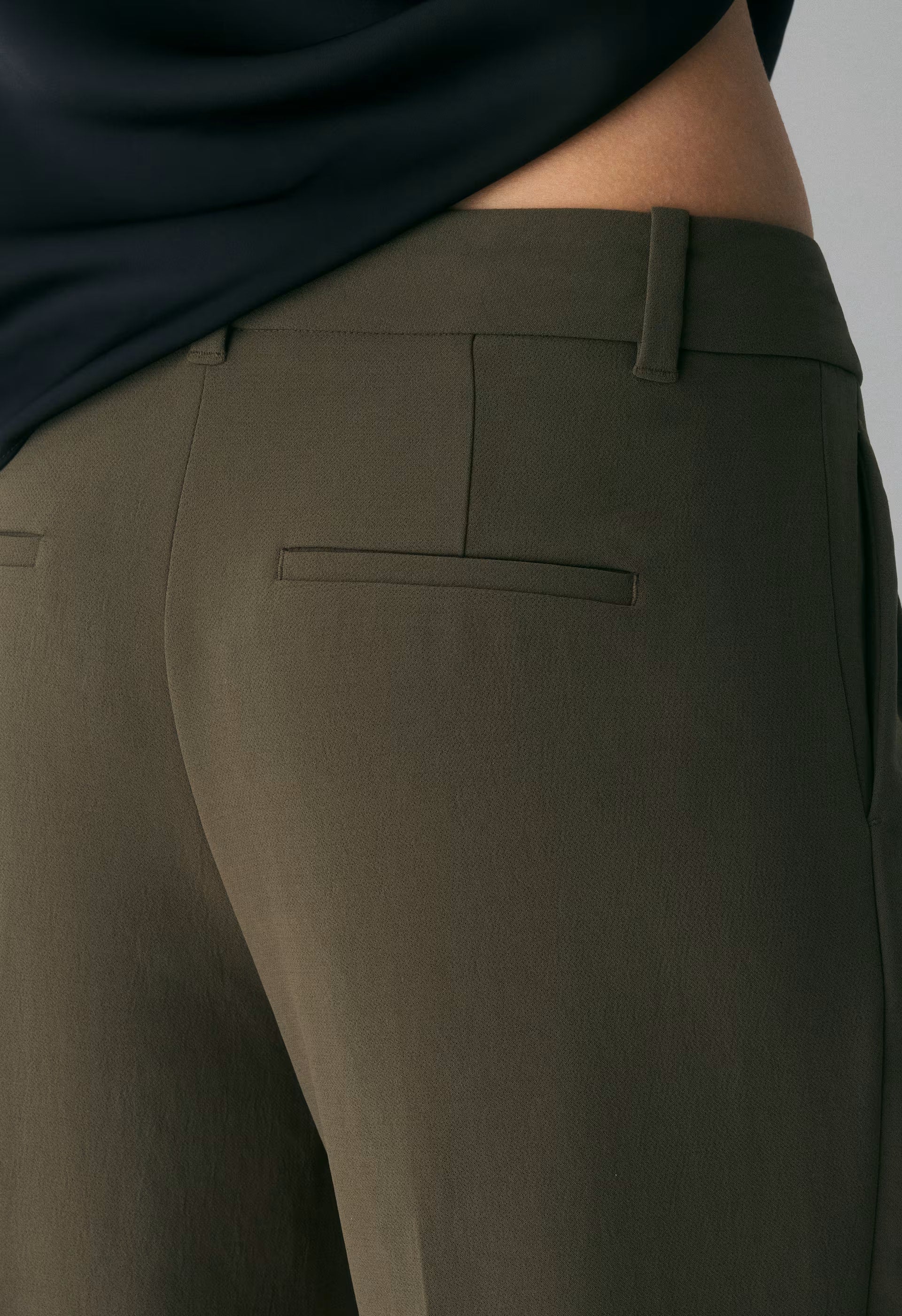 The Effortless Pant™ Lo-Rise - Crepette™ - DARK OLIVE