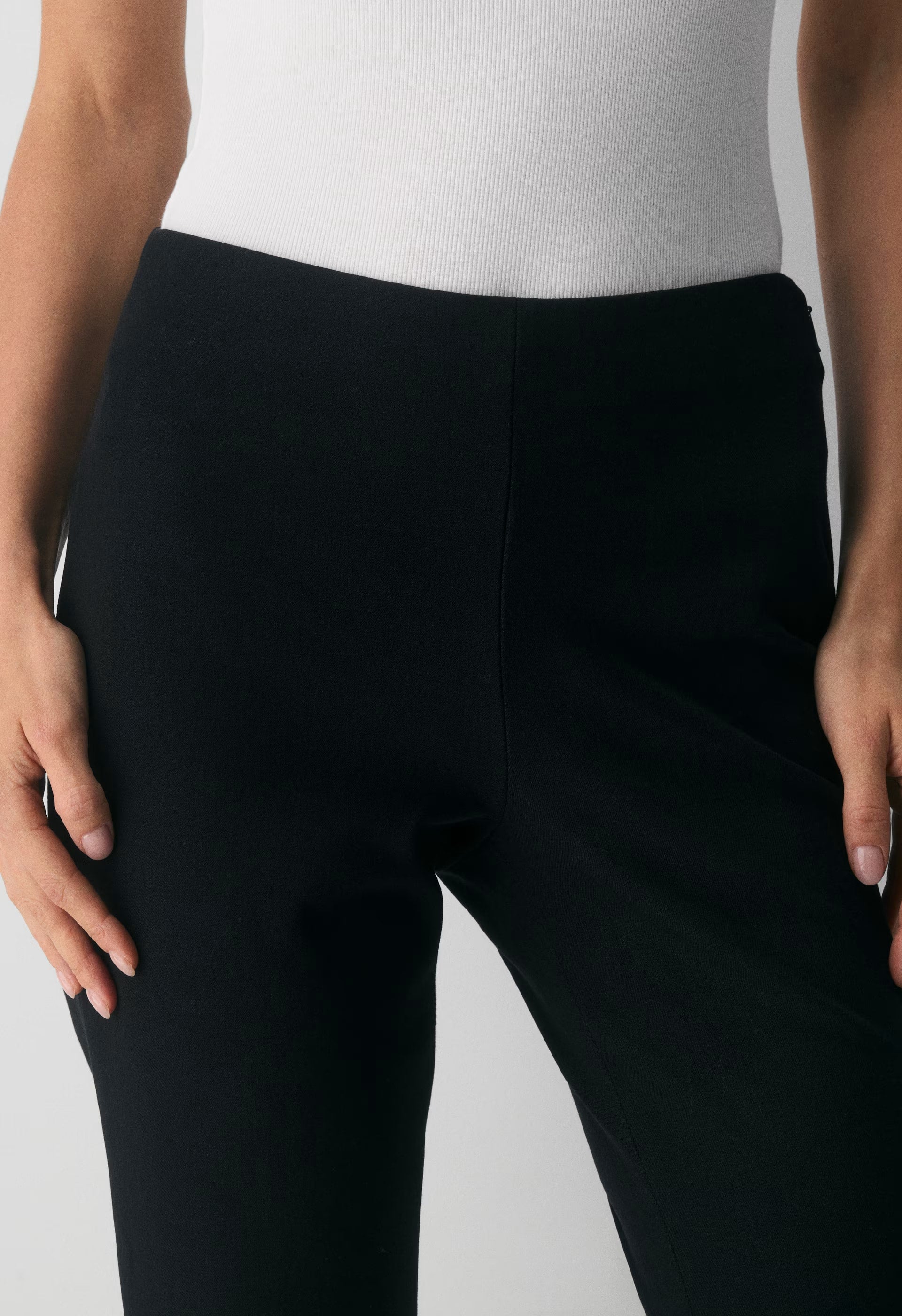 Carmen Capri - BLACK