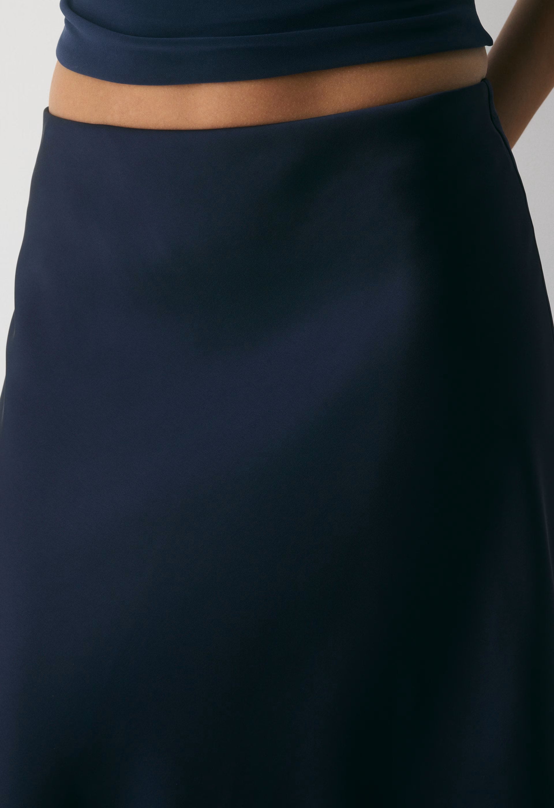 Henrietta Satin Skirt - BLK/SPRKLNG CHMPGN