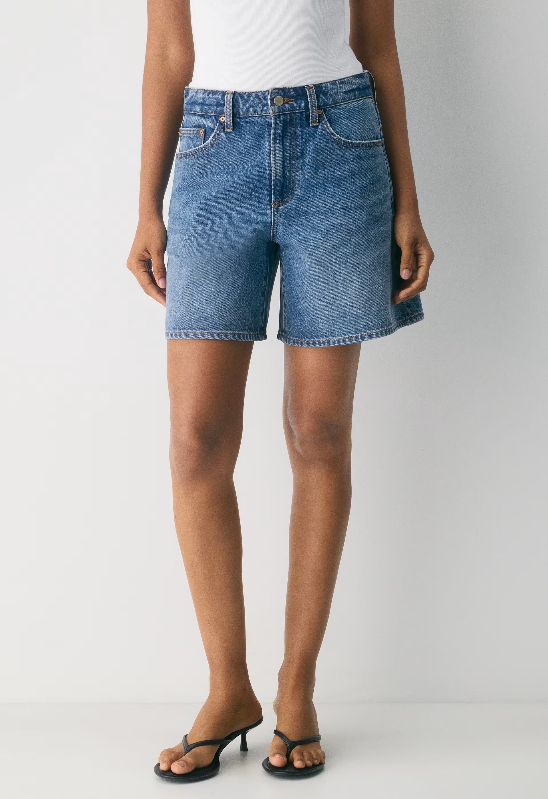 Denim Forum The ‘90s Vintage Hi Mid-Thigh Denim Short - 5 YRS KISS N TELL BLEU