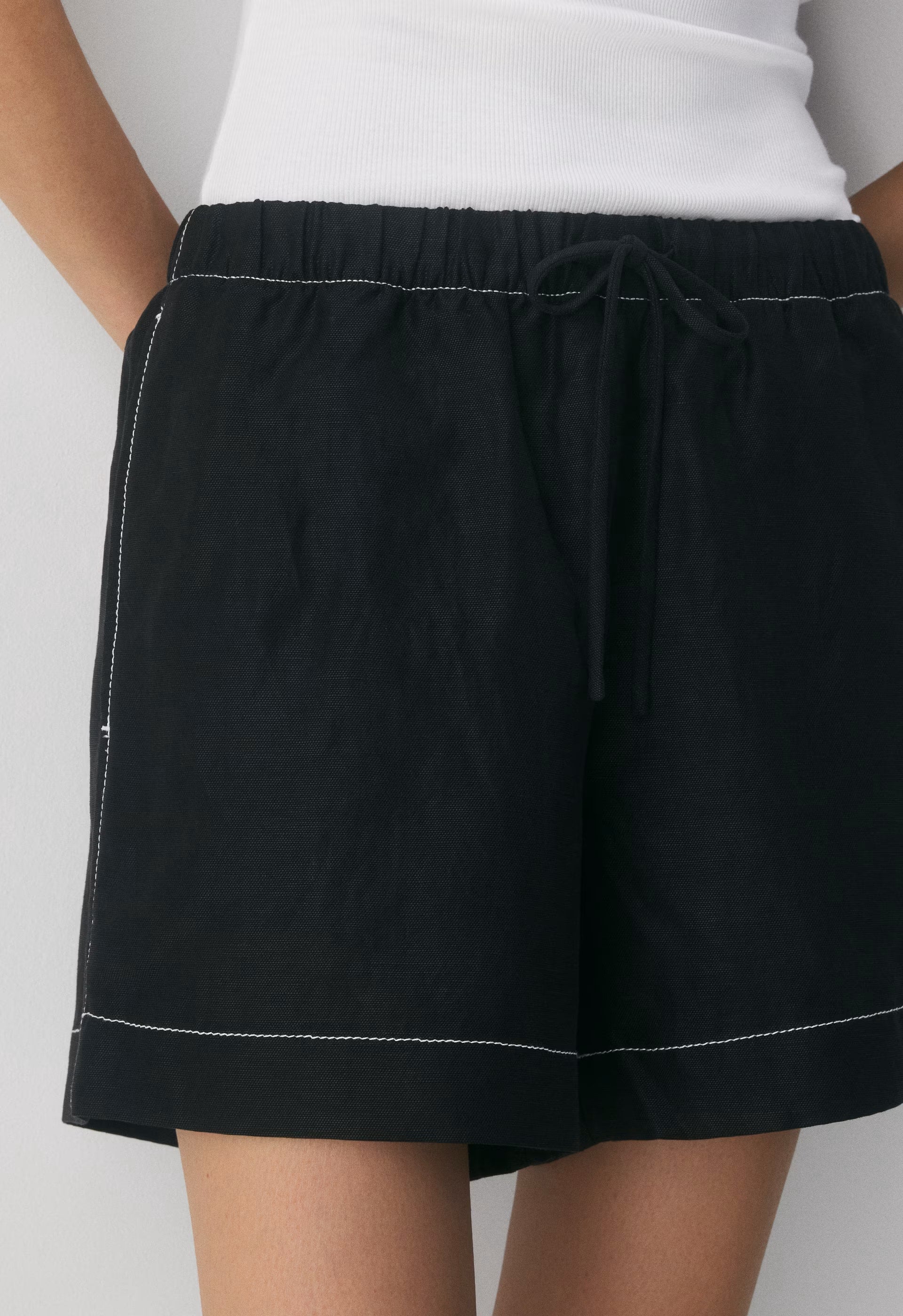 The Lodge Short™ Mid-Thigh - CruiseLinen™ - BLACK/LIGHT BIRCH