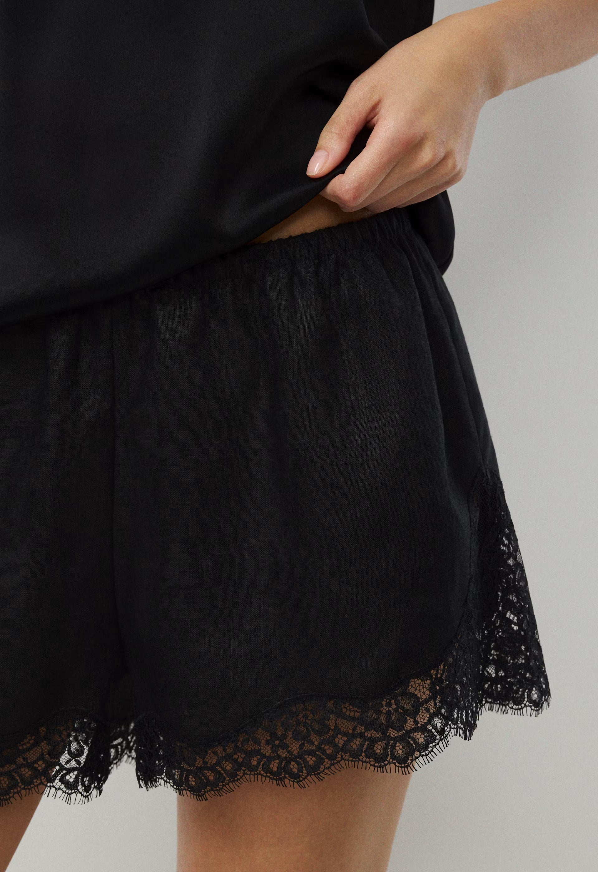 Whimsy Linen Short - BLACK/BLACK