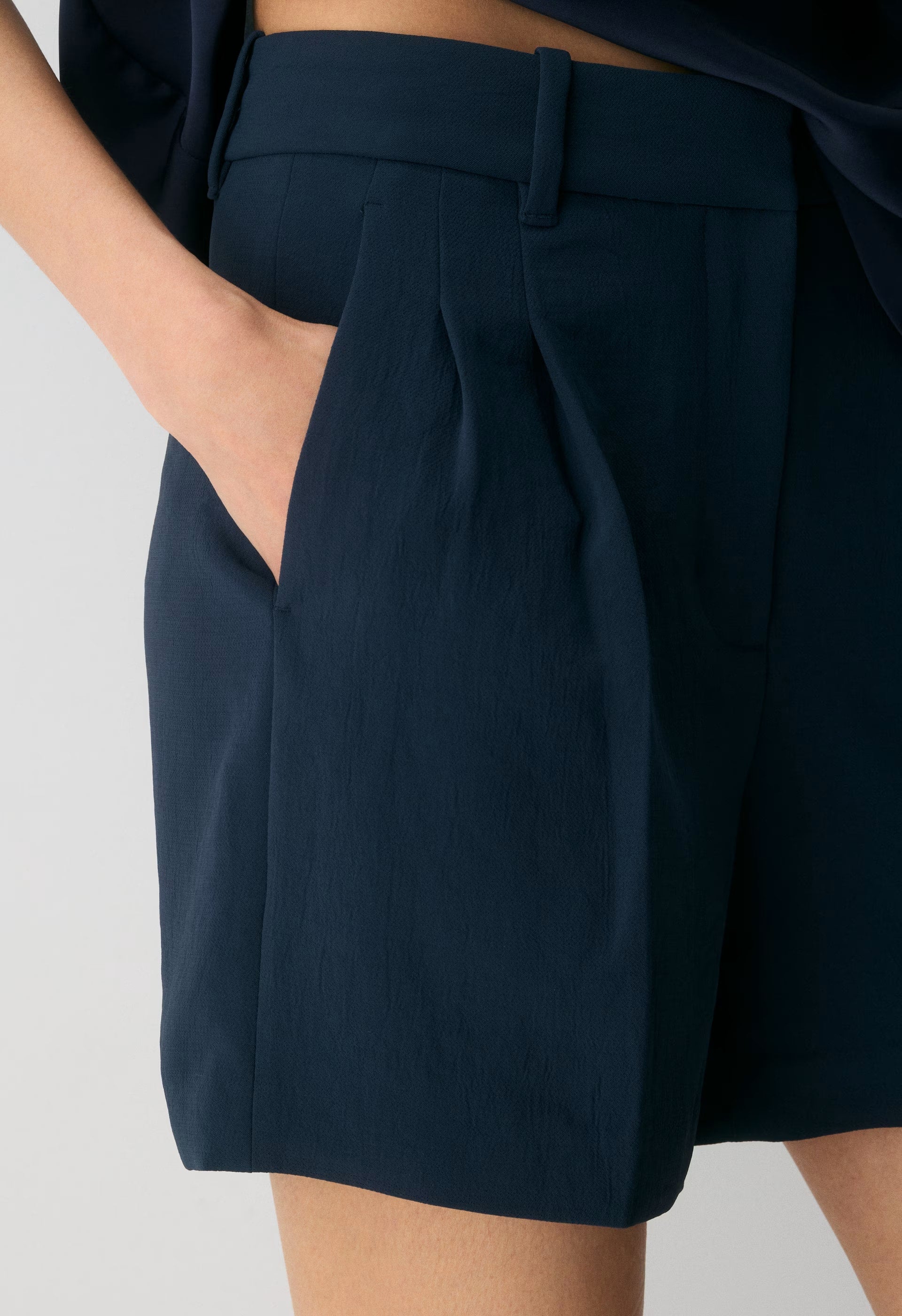 The Effortless Short™ Mid-Thigh - Crepette™ - ADMIRAL
