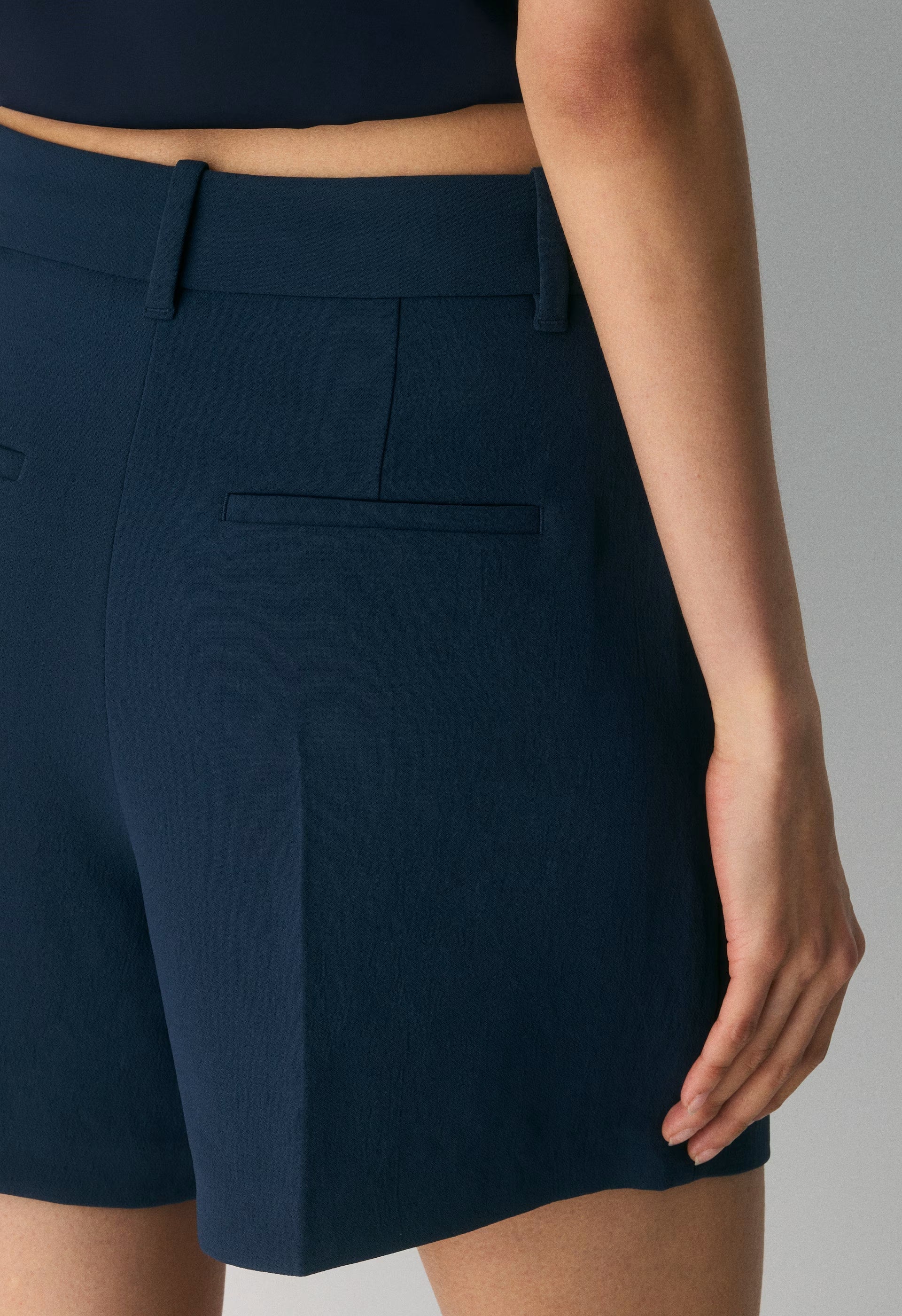 The Effortless Short™ Mid-Thigh - Crepette™ - ADMIRAL