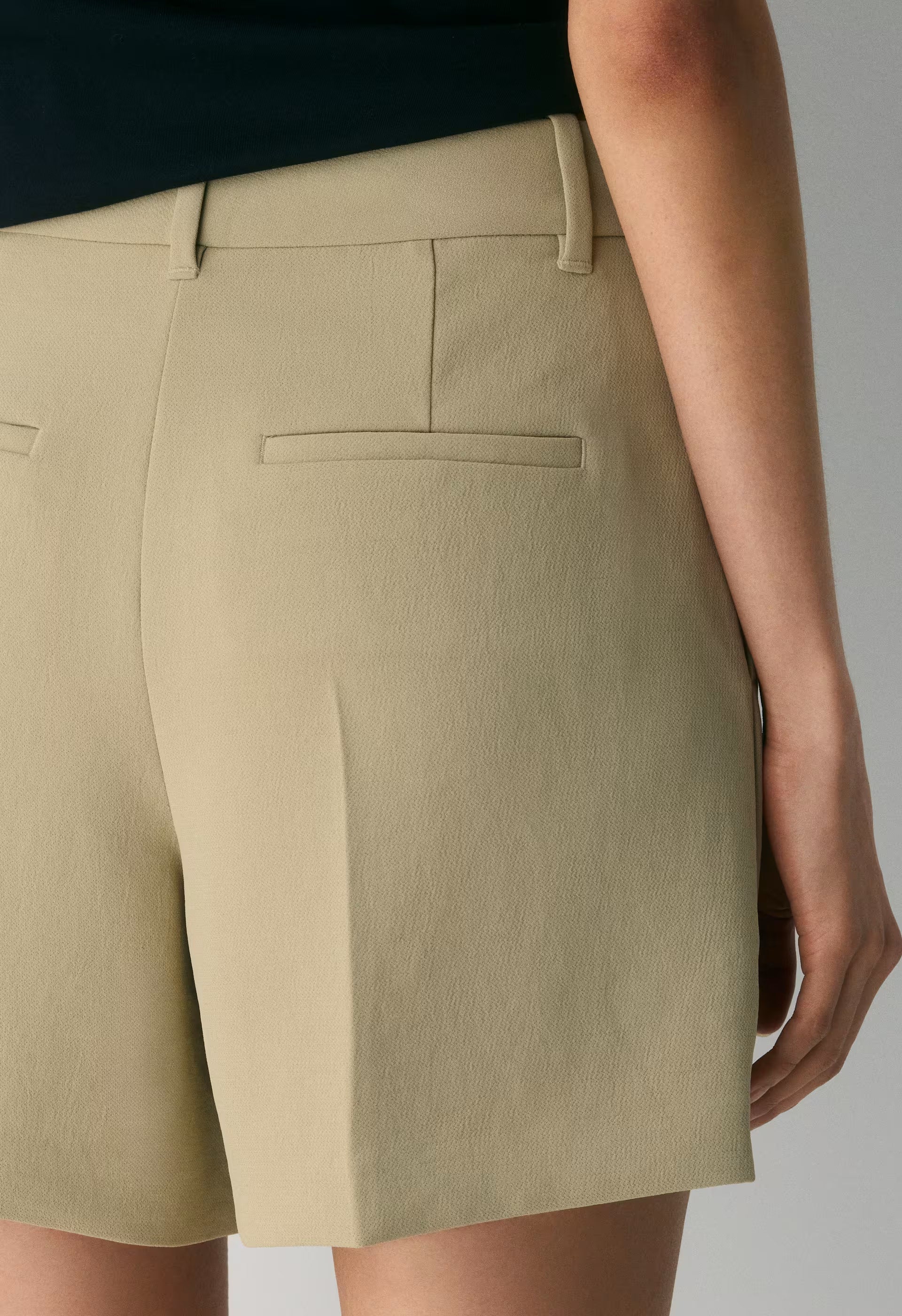 The Effortless Short™ Mid-Thigh - Crepette™ - MARTINI OLIVE